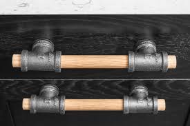 Jeder Griff Ist Aus Schwarzem Eisen Rohr Fittings Und Eichen Holz Handgefertigt Das Holz Ist Unvoll Kommoden Griffe Vintage Industrial Mobel Schubladen Griffe