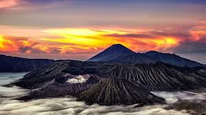 Sinar matahari yang menyebar di sekitar permukaan danau akan membuat pemandangan terlihat indah di sore hari. 10 Gunung Terindah Di Indonesia Yang Wajib Dikunjungi
