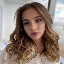 karna.val updated their profile picture.