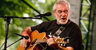 „na klávesy si přišel zahrát také petr skoumal, na hammondky jan kořínek a na sbory jsme si pozvali vokalistky báru vaculíkovou a léňu yellow, doplňuje michal prokop. Michal Prokop Poznal Jsem Jaky To Je Kdyz Je Clovek Dole Frontman Cz