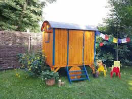 Eine nacht im kuscheligen und holzgetäfelten wagen damit beim träumen der gute schlaf nicht zu kurz kommt, bieten unsere schäferwagen neben der. Schaferwagen Paul Von Wolff Finnhaus