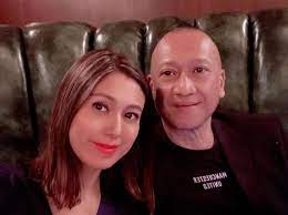 Bekas menteri, nazri abdul aziz kini diibaratkan seperti 'hantu raya' mencari tuan selepas mengeluarkan kenyataan demi kenyataan bagi mewakili hasratnya berkenaan penyatuan umno bersama pkr. Isteri Nazri Aziz Komplen