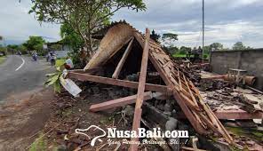 Nusabali Com Diawali Suara Bergemuruh Saat Tengah Malam Bale Pawedan Dan Pesandekan Ambruk