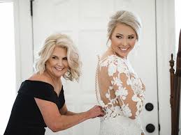 It doesn't require a lot of styling, but if you style them right. 51 Mother Of The Bride Hairstyles We Love For Moms In 2020