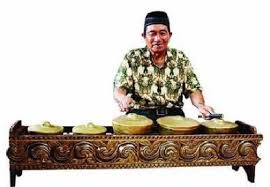 Dalam pagelaran musik gamelan, biasanya terdapat dua jenis demung, yaitu demung dengan nada. 50 Nama Alat Musik Tradisional Indonesia Beserta Daerah Asalnya Ilmuseni Com