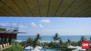 Sudah empat hari ini ia duduk di beranda rumah sore hari. Seharian Keluyuran Di Kuta