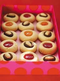 Biscuits Clin D Oeil Au Chocolat Et Aux Amandes Ricardo Recipe Thumbprint Cookies Recipe Delicious Cookie Recipes Cookie Recipes