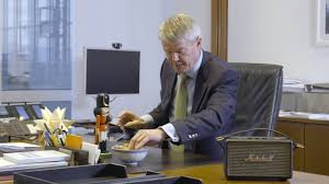Stefan zeidler, einer von zwei vorständen für das firmenkundengeschäft. Weihnachtsbotschaft Der Dz Bank Zum Jahresende 2018 Youtube