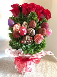 There's a local soup restaurant that serves up soup, salad and always a chocolate covered strawberry for dessert. Covered Strawberries And Natural Roses Strawberries Bouquet Chocolate Covered Strawberries Valentine Chocolate Covered Strawberries Chocolate Fruit