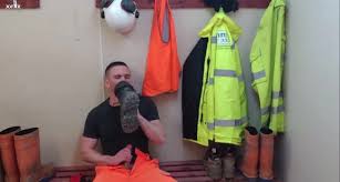 Piggy Builder HOT sniffs crack - ThisVid.com