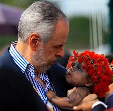 O psicólogo Pablo Stuart Fernandes Carvalho, de 30 anos, foi indiciado 16  vezes pela Polícia Civil do Distrito Federal (PCDF) por maus-tratos a  animais. Segundo denúncias, ele teria adotado ao menos 20