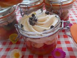 Salade De Fruits Sur Coulis De Mangue Abricot Nappee D Un Mascarpone Vanille Et De Pepites De Chocolat Salade De Fruits Alimentation Mascarpone