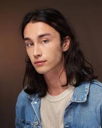 Mẫu nam trông lãng tử nhờ nuôi tóc dài