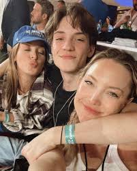 Kate Hudson, ex Chris Robinson reunite for son's graduation