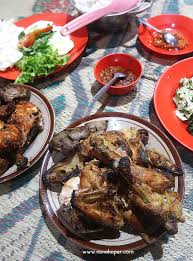Tempatnya juga di kampung atau ndeso yakni ndeso gandu. Resep Panggang Ayam Jawa Gurih Manis Desa Gandu Ayam Panggang Gandu Bu Suryani Kuliner Magetan Yang Ngangenin Berikut Ini Disajikan Beberapa Versi