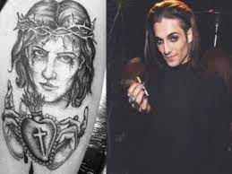 Scopri tutto quello che c'è da sapere su questo personaggio famoso. Il Cantante Dei Maneskin Fa Arrabbiare I Fan La Provocazione Di Damiano
