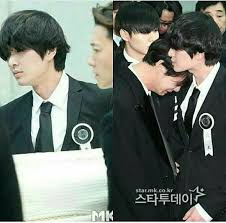 Incluso, los integrantes de bts fueron captados por las cámaras caminando hacia la sala funeraria en el centro médico asan en seúl. Jinki And Kibum At Jonghyun S Funeral R I P Kim Jonghyun You Ve Worked Hard Jonghyun Rip Shinee Jonghyun Taemin