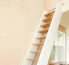 Cara ini juga akan membuat desain tangga lebih menarik dan tampil sebagai elemen rumah yang turut menambah nilai visual interior rumah. 12 Desain Tangga Kayu Genius Yang Belum Pernah Kamu Lihat