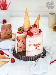 Notre Gateau D Anniversaire Un Layer Cake A La Fraise Feerie Cake Gateau Fraise Chocolat Gateau Fraise Recette Cake Design