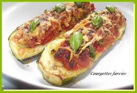 Concernant la sauce de tomates, si vous voulez que cette recette reste pas cher et facile, il faut préparer une sauce simple à. Courgettes Farcies A La Sauce Tomate Maison Et Viande Hachee Mes Petites Lubies