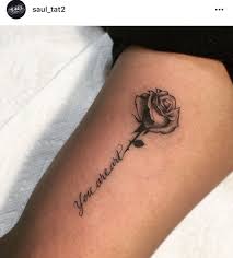 Kleines Rosentattoo Tatowierung Kleine Rose Tattoo Tatowierungen Rosen Tattoo Klein