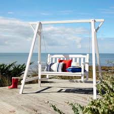 Balancin De Jardin De Madera Blanca L 184 Cm Port Blanc Maisons Du Monde Balancin De Jardin Jardines Costeros Muebles De Exterior