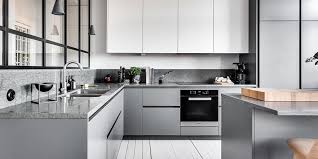 Murs jaunes et armoires de cuisine blanches. Cuisines Peintes Sans Carrelage Decorer