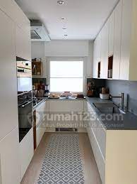 Anda tidak perlu kitchen set yang berlebihan untuk dapur minimalis dan. 5 Desain Kitchen Set Yang Bikin Dapur Kecil Tampak Luas Rumah123 Com