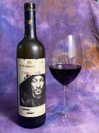 Watch and cheers with the newest member of the 19 crimes fam, snoop dogg as he comes to life off his snoop cali red bottle. Snoop Dogg Cali Red Triangle Around Town