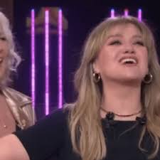 Kelly Clarkson & Viral Teacher Give Performance of "Superstition"