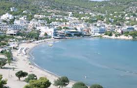 Από το λιµάνι και έχει λευκή αµµουδιά…ουζερί και beach bar! Sandy Beach Agia Marina Aigina