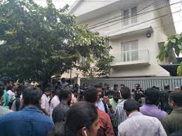 Mammootty was a lawyer by profession. Sneha Koshy On Twitter Mohanlal Mammootty Prithviraj Remya Among Amma Actors At Mammootty S Place Hours After Dileep Sent To Jail Kerala Kochi Https T Co Skvzwrpkjq