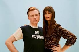 Alex kapranos & clara luciani: Summer Wine O Alex Kapranos Kai H Clara Luciani Diaskeyazoyn To Apolyto Kalokairino Anthem Times News