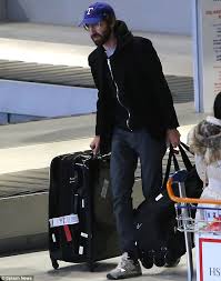 The musical couple looked just like regular travellers in the casual clothes they wore as they arrived in paris. Daft Punk S Thomas Bangalter And Guy Manuel De Homem Christo Pack Away Their Helmets Daily Mail Online