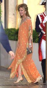 queen noor of jordan attends a gala dinner at the el pardo royal queen noor kaftan designs royal fashion
