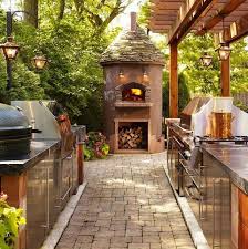 Outdoor kitchens help you entertain friends and family in picturesque settings. Goodshomedesign