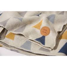 Composée d'une face en polaire minkee pour sa douceur et sa chaleur et d'un face en coton certifié oekotex pour. Couverture Bebe Coton Beige Et Motif Triangles Beige Bleu Et Jaune Petite Amelie
