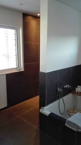 Fliesen erfreuen sich im wohnbereich immer größerer beliebtheit. Badezimmer Mit 60x60 Cm Fliesen An Boden Und Wand Veredelt Mit Edelstahlschienen Sowie Beleuchteter Nische In Der Dusche Fliesenleger Suess Webseite