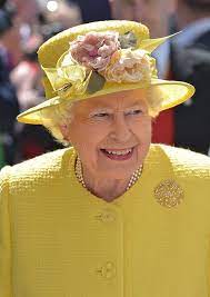 The Queen Enjoys A Day In The Sunshine At The Epsom Derby Queen Hat Queen Elizabeth Her Majesty The Queen
