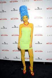 Alcoholic cosplaying as marge simpson. Marge Simpson Kostum Selber Machen Diy Anleitung Maskerix De Celebrity Halloween Costumes Best Celebrity Halloween Costumes Pretty Halloween Costumes