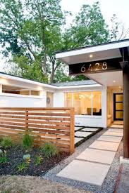 9 Desain Pagar Kayu Minimalis Yang Buat Rumah Jadi Unik