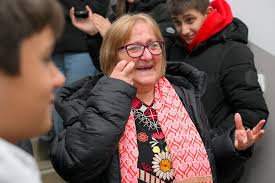 Vesni Beloš iz Kikinde, učiteljici OŠ „Đura Jakšić“, bivši i sadašnji  učenici, zajedno sa roditeljima, priredili su iznenađenje koje će, kako  priznaje, dugo pamtiti. Nije voljena učiteljica slutila šta je čeka nakon