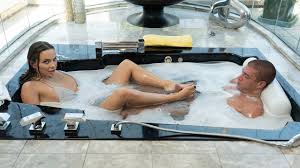 Hot couple puts on a steamy show in the bathtub - HDTEEN.PORN