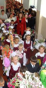 День знаний празднуют в первый день учебного года, 1 сентября, все школьники и студенты украины. Den Znanij Vikipediya