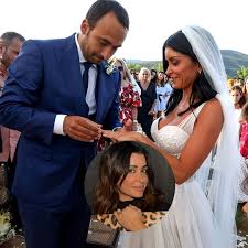 Bon anniversaire à Jenifer qui fête ses 42 ans. Elle vit le parfait amour  avec Ambroise Fieschi. Ils se sont rencontrés en Corse, où Ambroise est  restaurateur et ancien pilote de rallye.