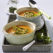 Purierte Paprikasuppe Mit Pesto Oliven Und Oregano Rezept Lecker Rezept Pesto Rezept Rezepte Suppe