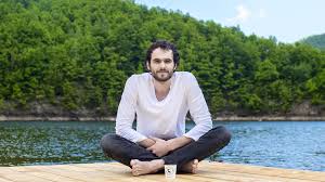 E totul în viteză delir cât cerul de înalt suntem în antiteză subiecţii unui simplu joc murdar ochii mei ruşinaţi coboară doritor da, te mă ucide ea, mă ucide ea, încet îmi vrea, îmi vrea inima, din piept. Romanian Music Who You Are By Mihail Romania Insider