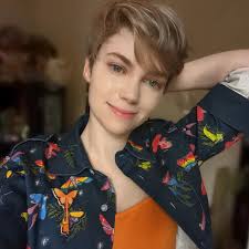 Emma Thorne's Instagram, Twitter & Facebook