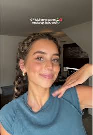 Vacation Ready: Beach Makeup & Heatless Curls