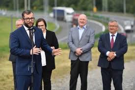 Świeżo upieczony minister nie ma lekko, bo wczoraj rolnicy na „dzień dobry odpalili przed ministerstwem race i wywalili pod drzwiami resortu słomę, a dzisiaj przez polskę przetoczyła się fala. Kim Jest Grzegorz Puda I Co Robil Nim Wszedl Do Sejmu